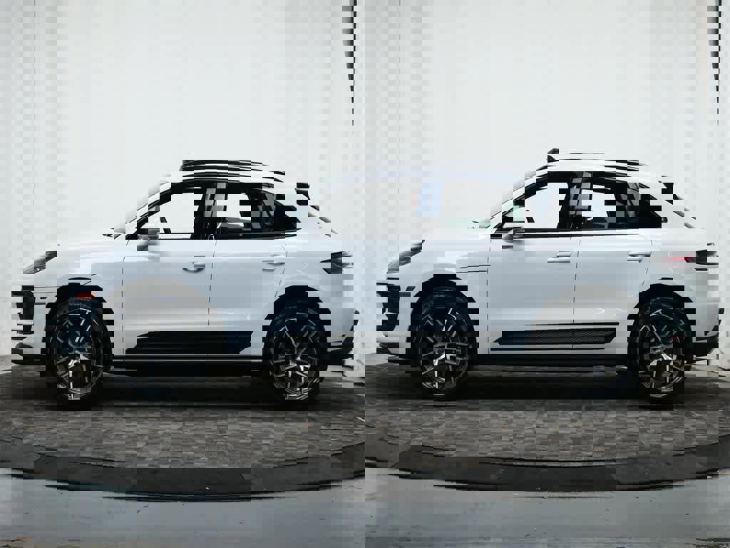 Used 2025 Porsche Macan image 2