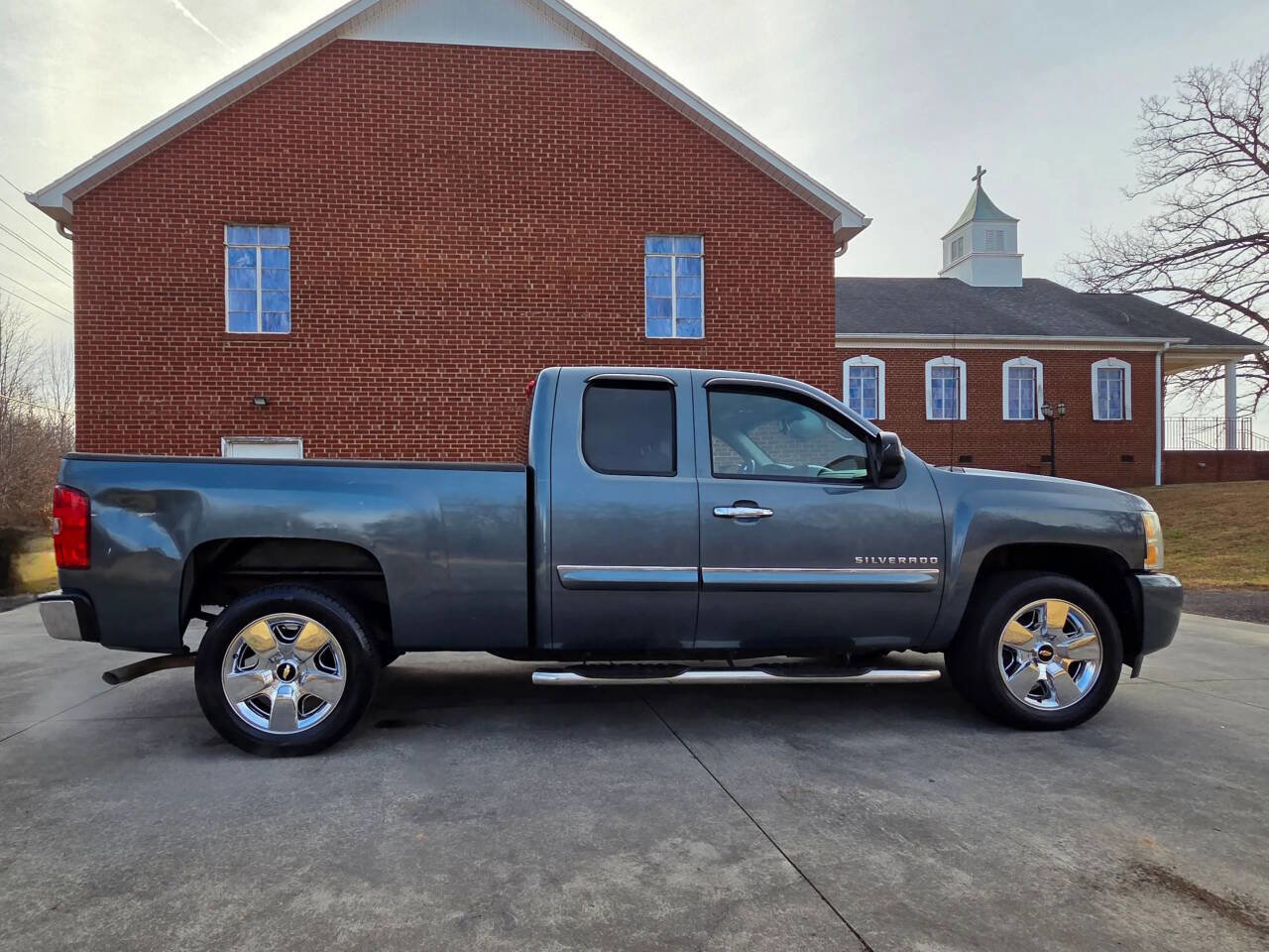 Used 2010 Chevrolet Silverado 1500 LT w/ Regional Value Package image 4