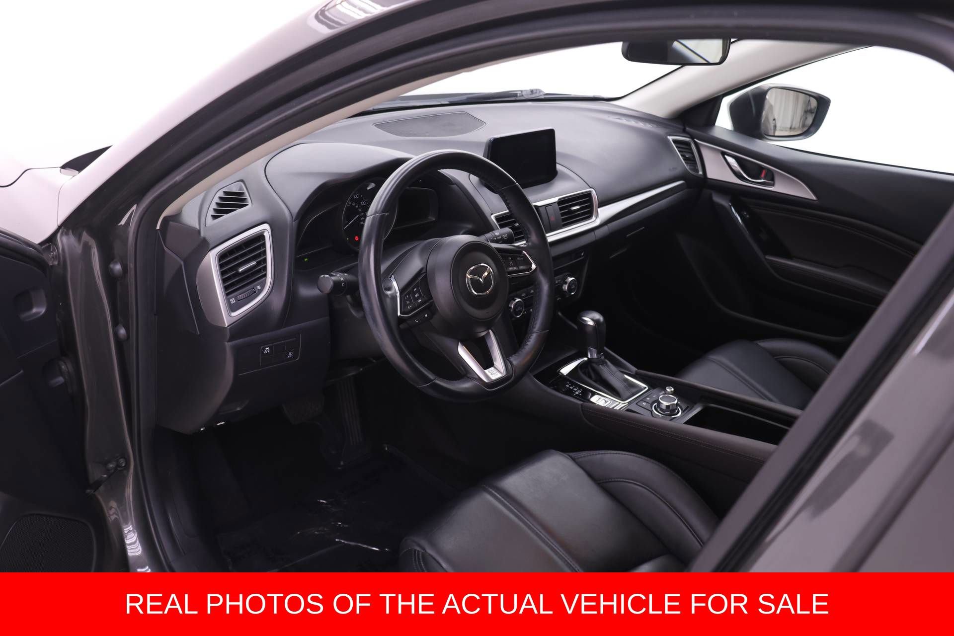Used 2018 MAZDA MAZDA3 Touring FWD image 3