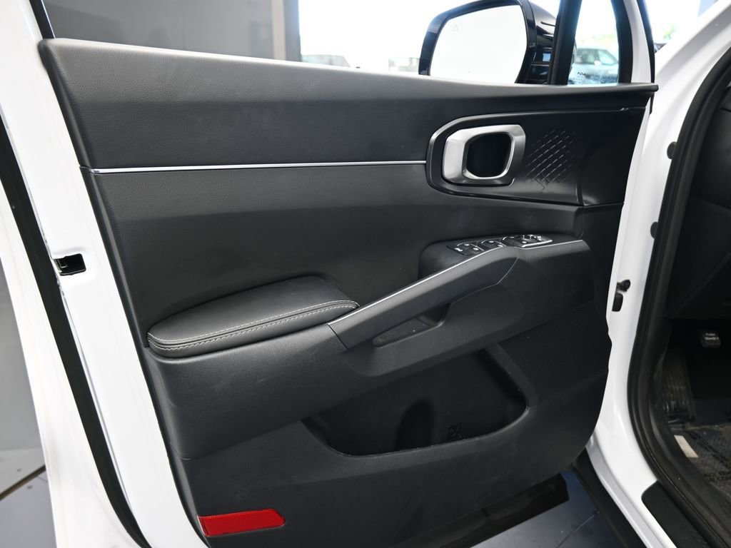 Used 2023 Kia Sorento S image 16