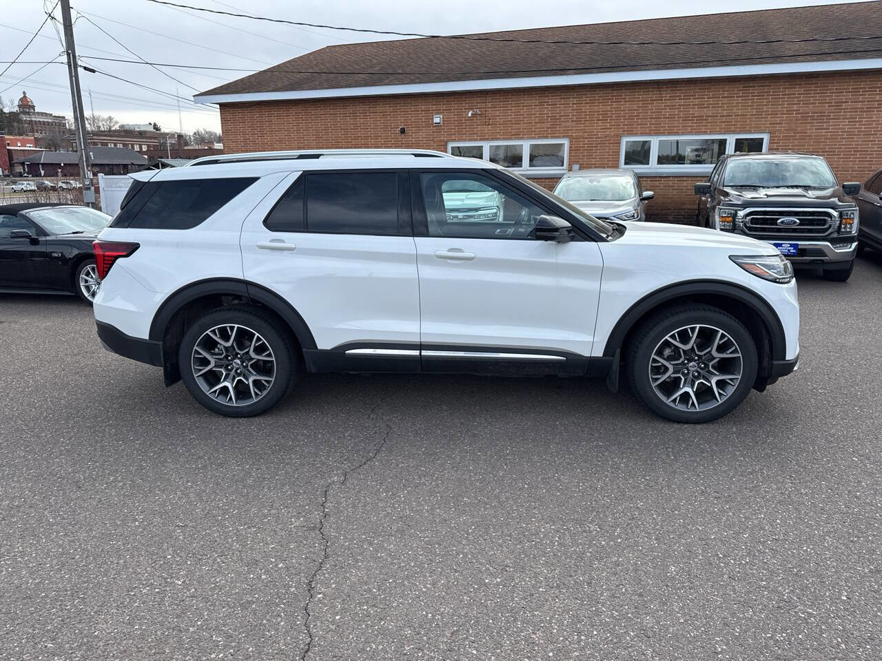 Certified 2025 Ford Explorer Platinum w/ Ultimate Package AWD/4WD image 5