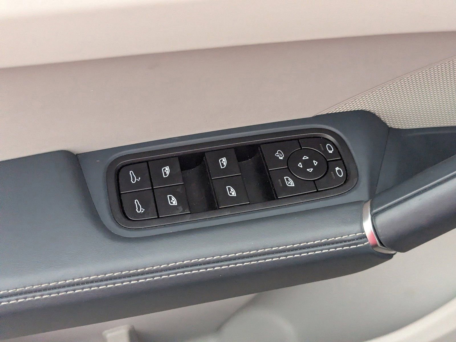 Used 2022 Porsche Cayenne S Platinum image 25