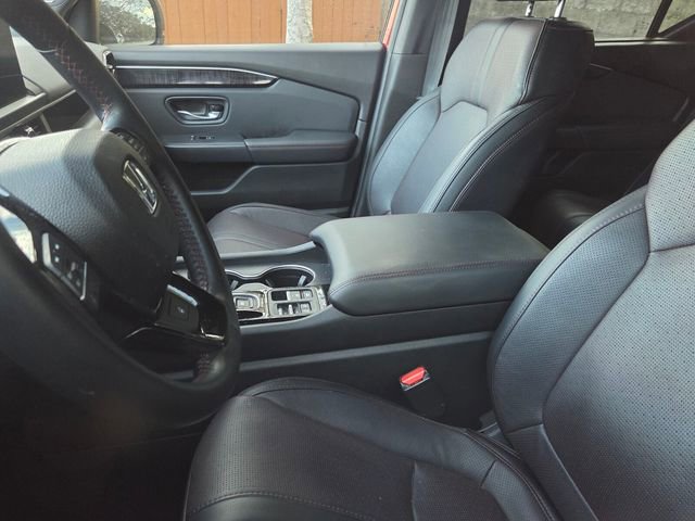 Used 2025 Honda Pilot Black Edition image 13