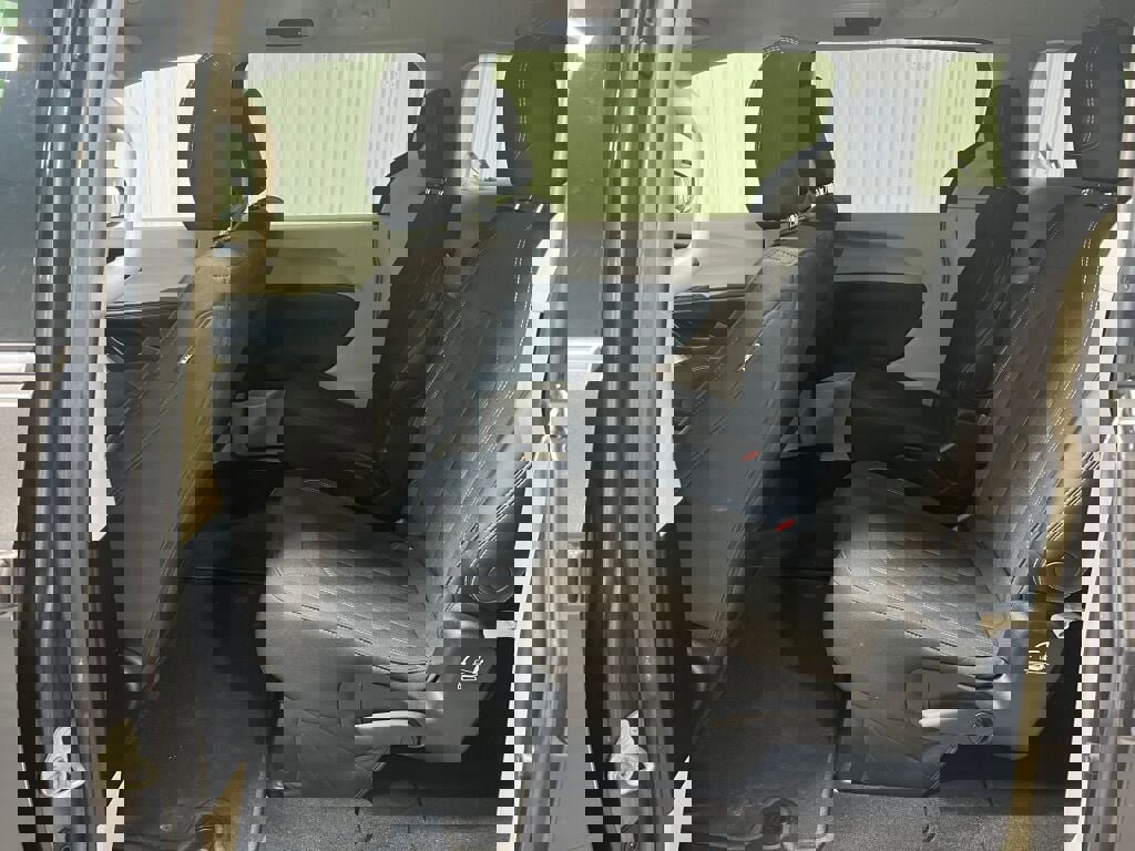 Used 2022 Chrysler Voyager LX image 6