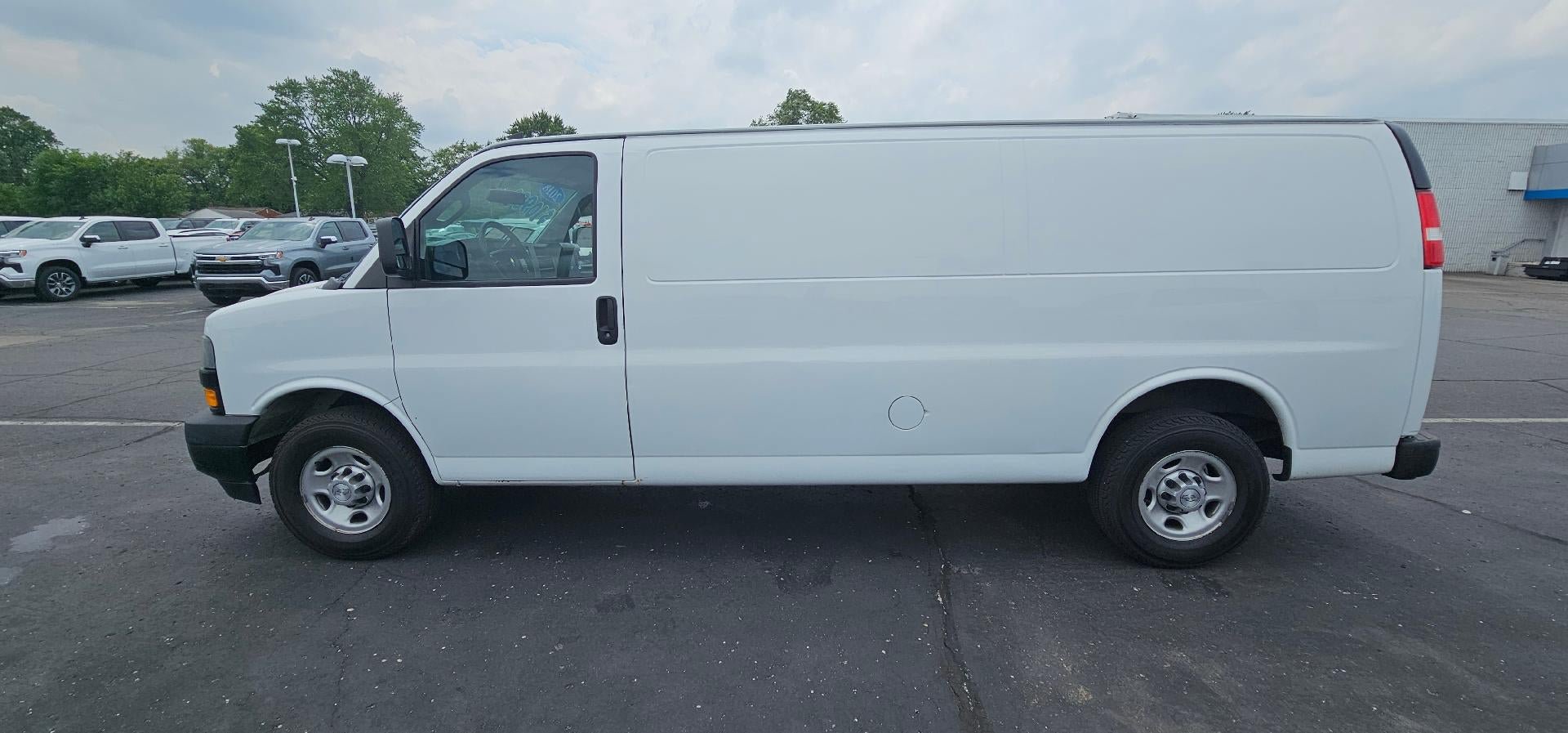 Used 2018 Chevrolet Express 2500 Extended RWD image 5
