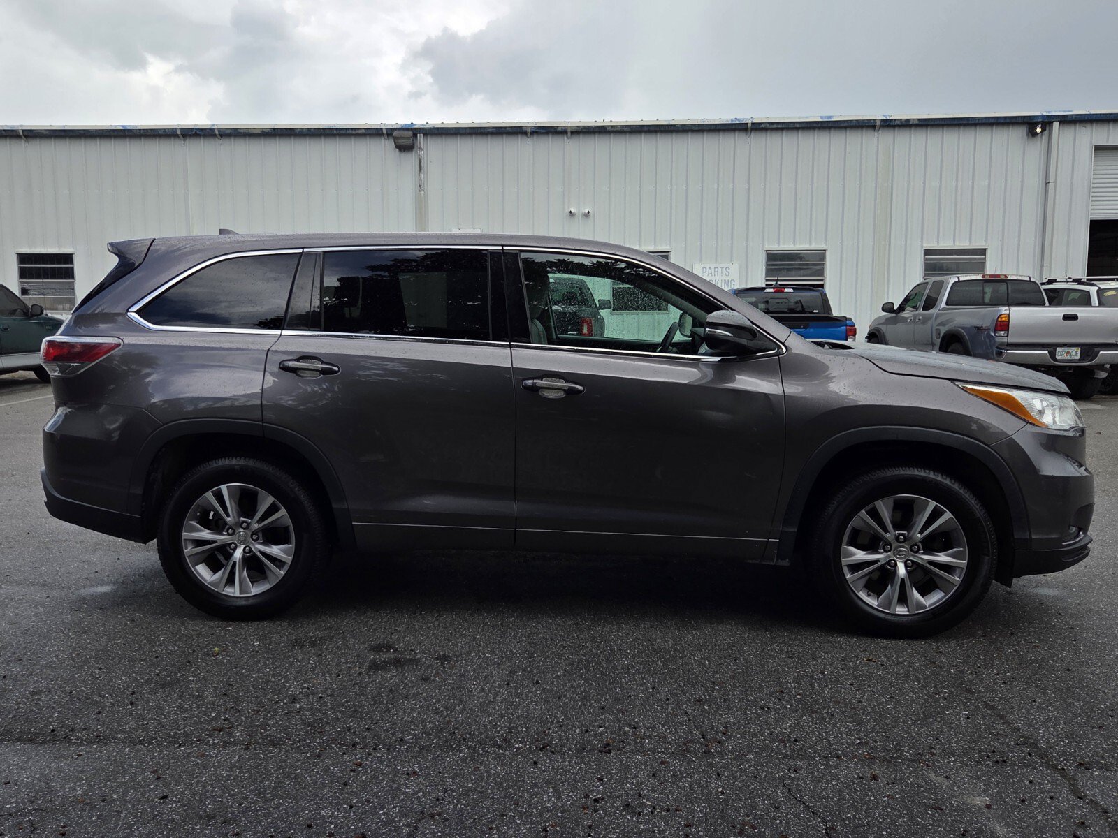 Used 2015 Toyota Highlander Plus FWD image 6