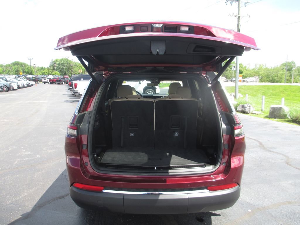Used 2023 Jeep Grand Cherokee L Limited w/ Luxury Tech Group II AWD/4WD image 8