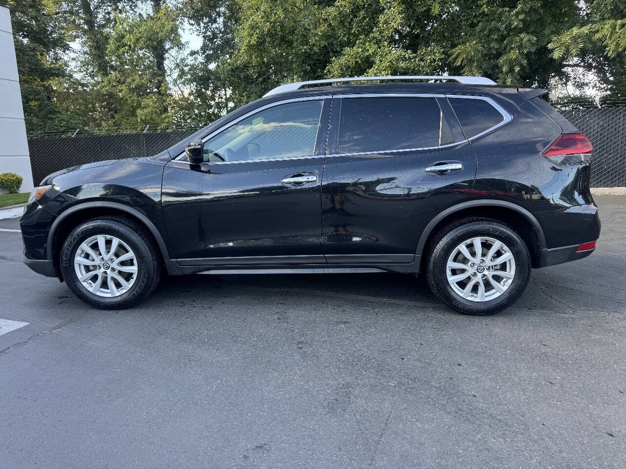 Used 2019 Nissan Rogue SV AWD/4WD image 2
