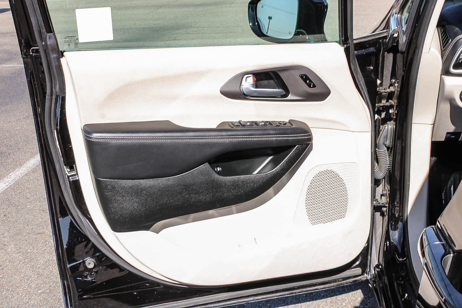 Used 2024 Chrysler Pacifica Limited FWD image 21