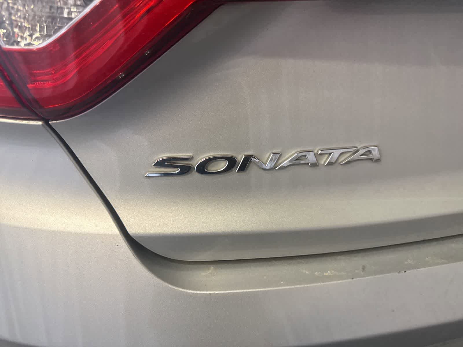 Used 2015 Hyundai Sonata Limited w/ Option Group 06 FWD image 13