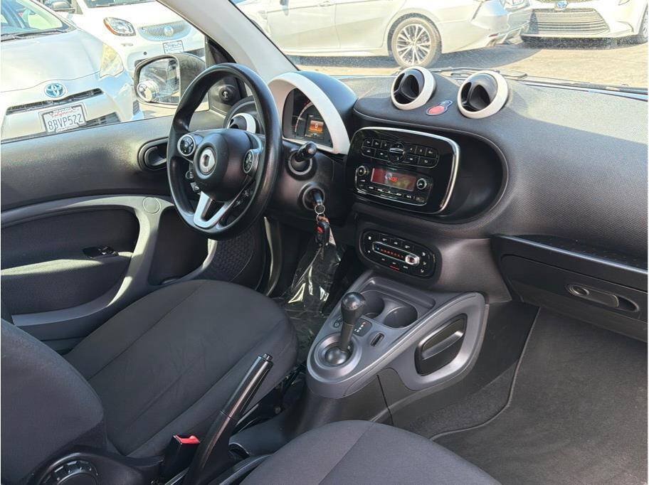 Used 2017 smart fortwo pure RWD image 5