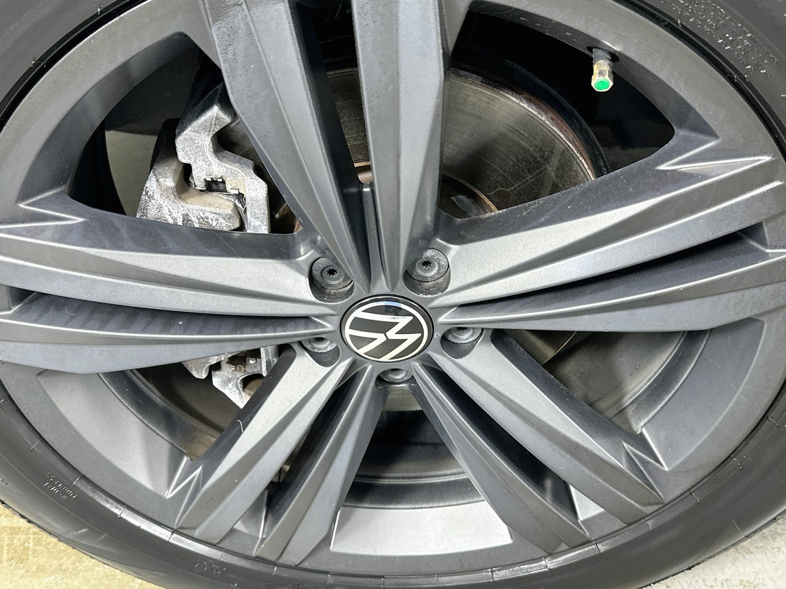 Used 2022 Volkswagen Atlas Cross Sport SEL R-Line AWD/4WD image 31