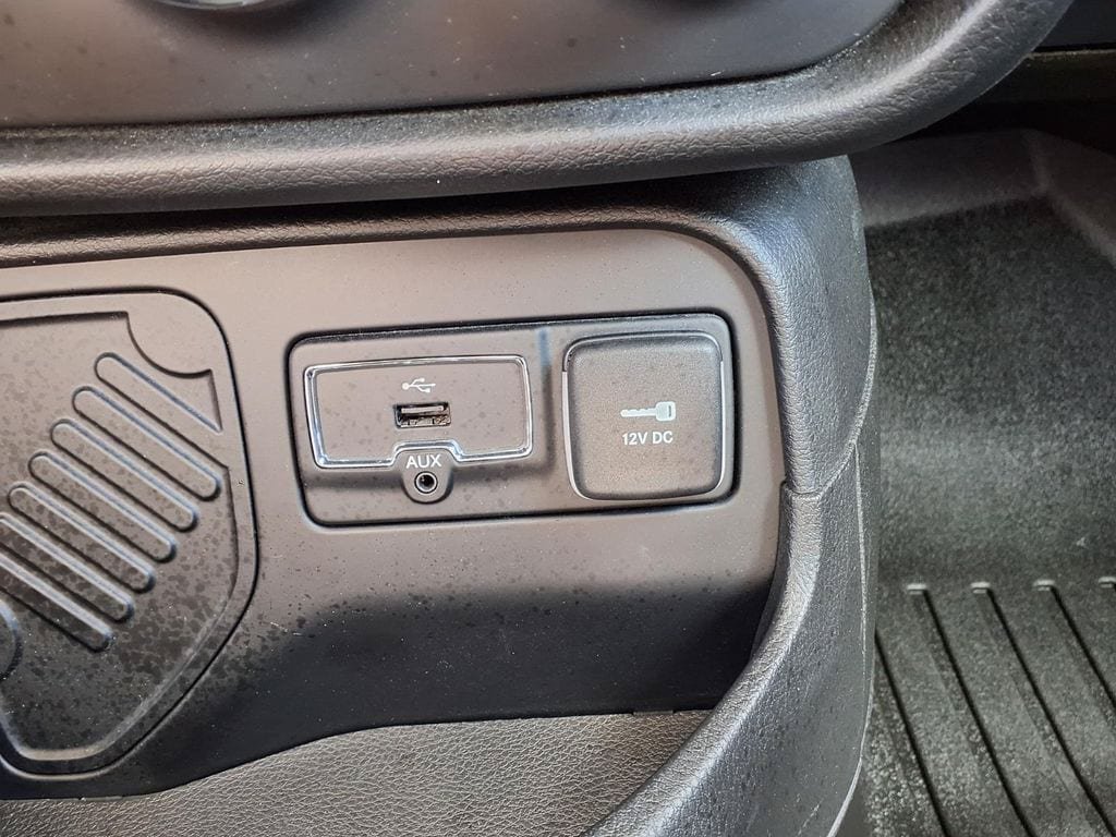 Used 2015 Jeep Renegade Latitude FWD image 19