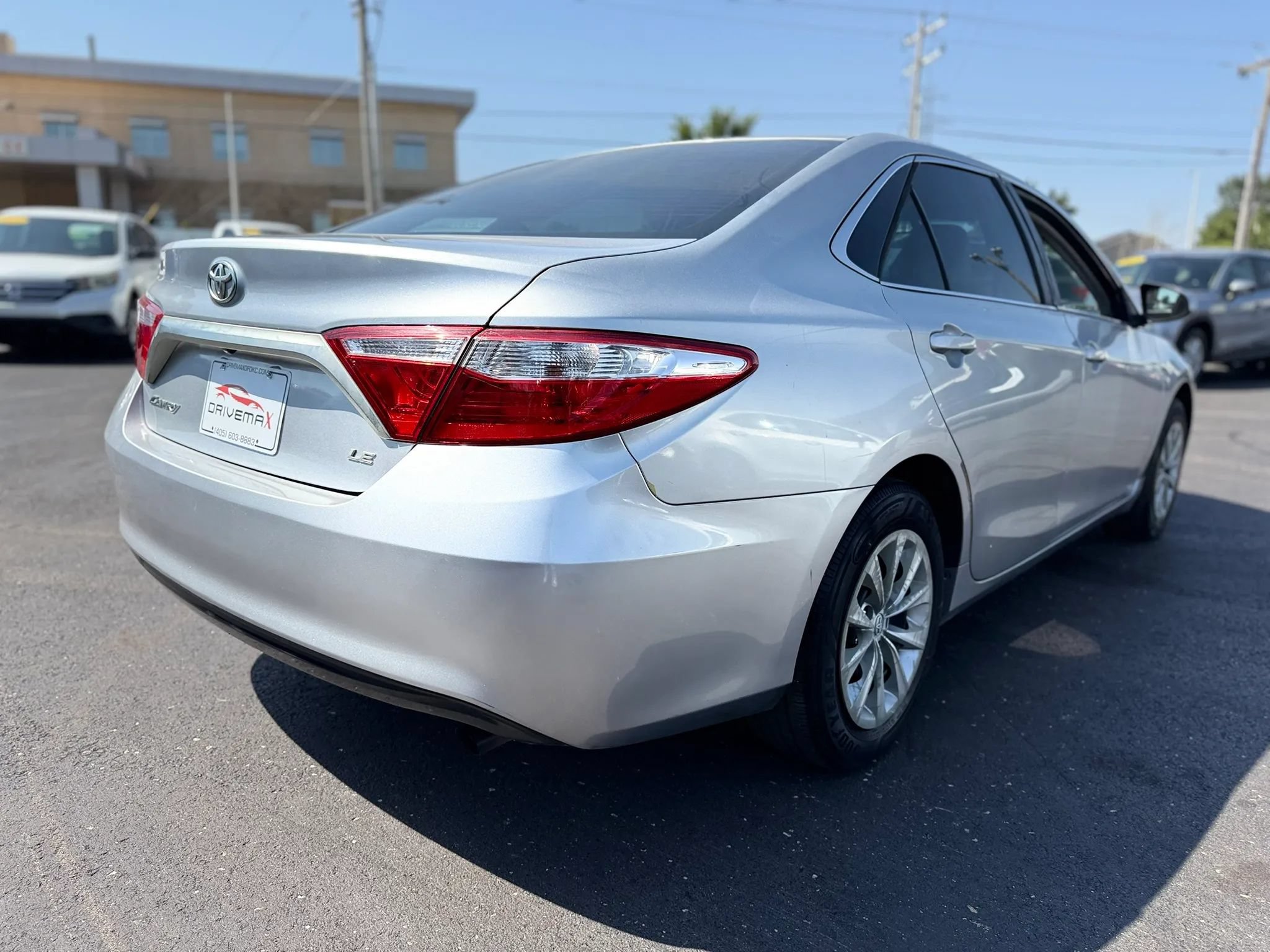 Used 2016 Toyota Camry LE FWD image 3
