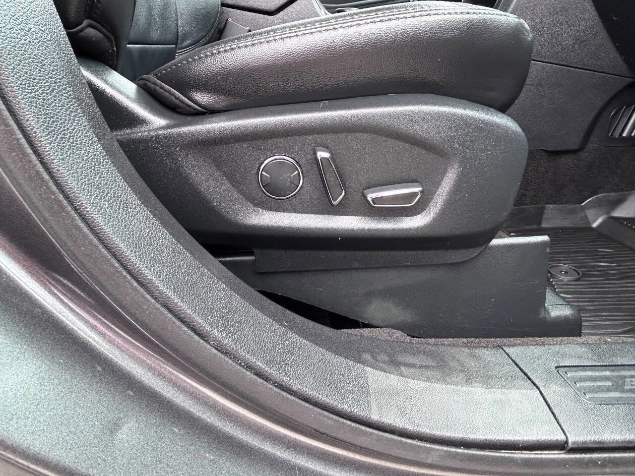 Used 2017 Ford Explorer XLT w/ Equipment Group 202A AWD/4WD image 23