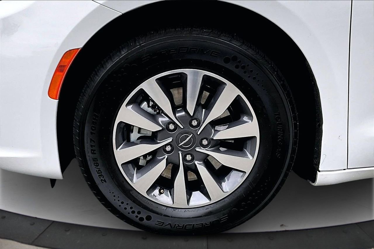 Certified 2024 Chrysler Pacifica Select image 34