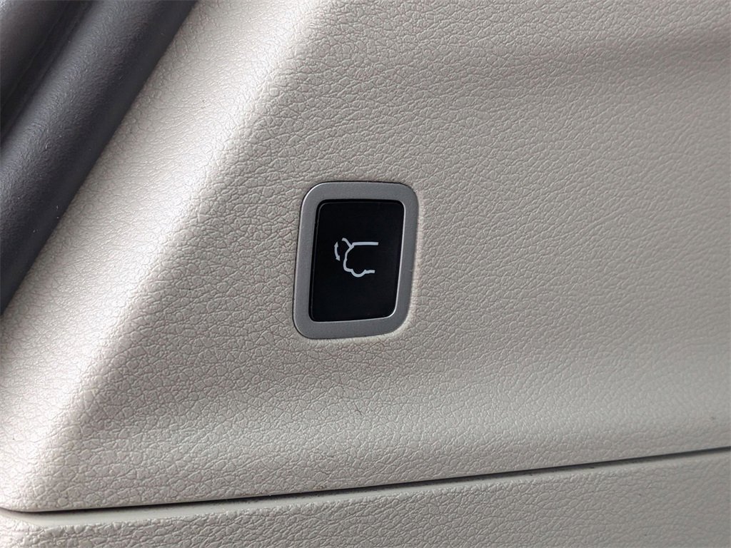 Used 2022 Chrysler Pacifica Limited w/ Uconnect Theater Family Group image 8