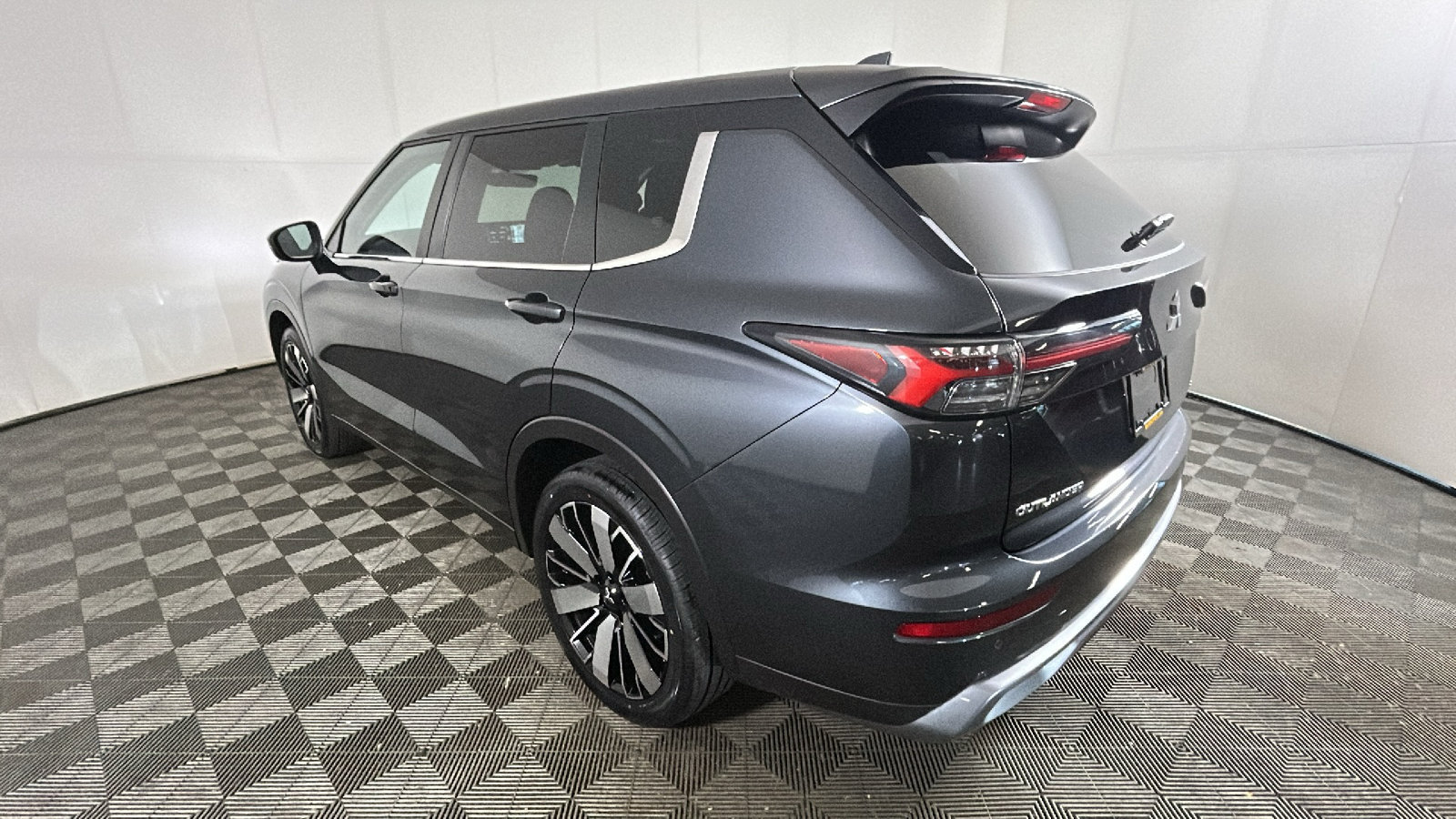 Used 2025 Mitsubishi Outlander SE AWD/4WD image 4