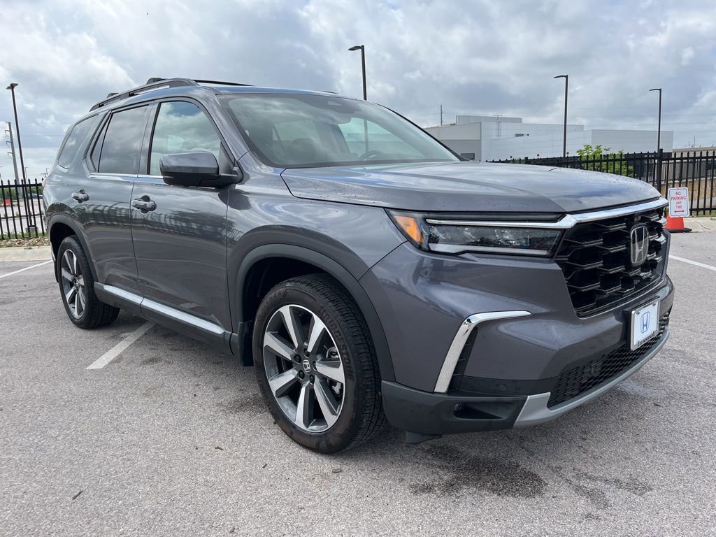 Used 2025 Honda Pilot Elite image 3