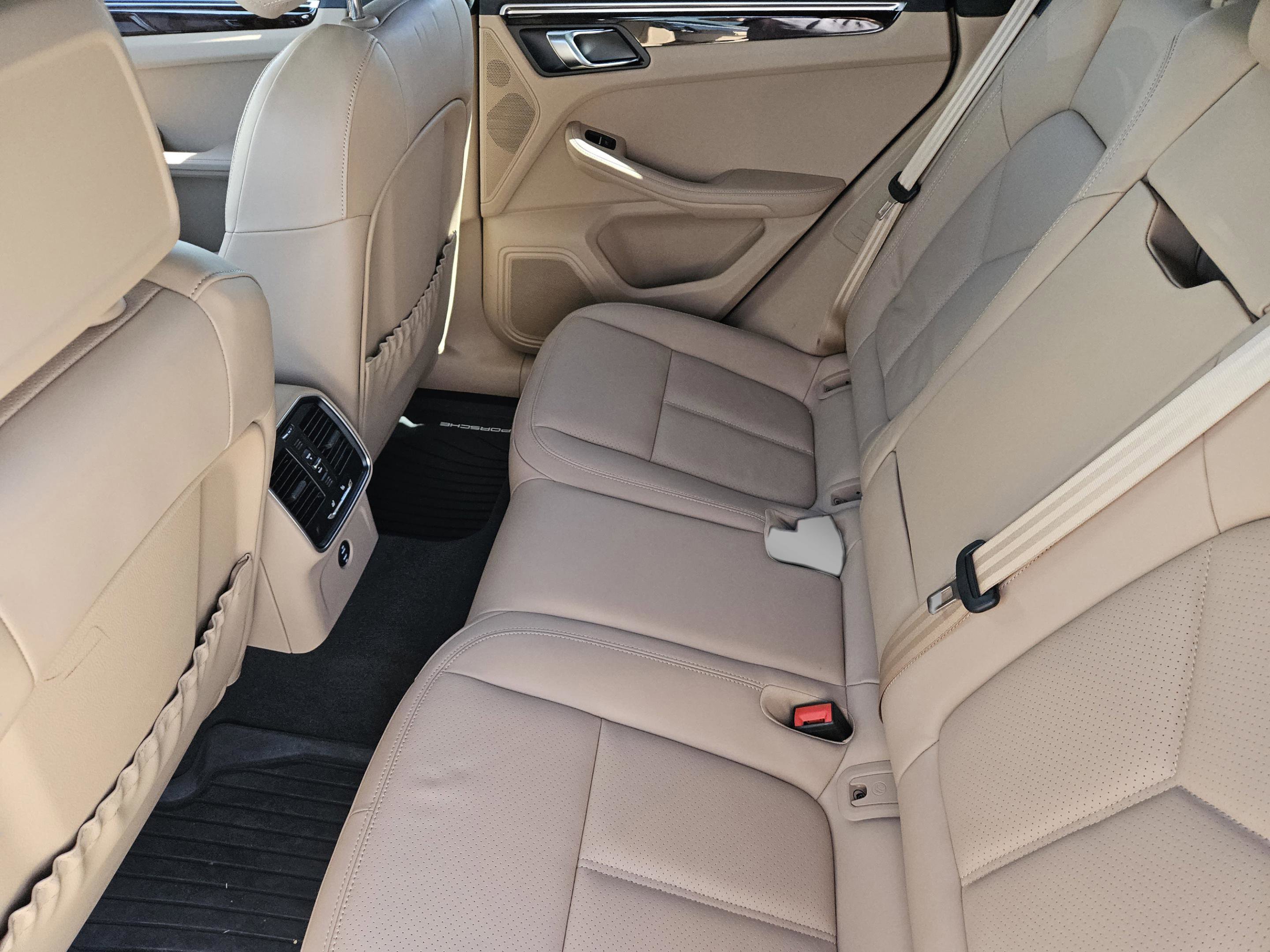 Certified 2023 Porsche Macan Turbo image 28