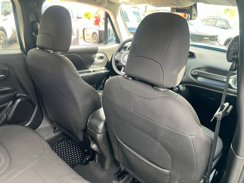 Used 2022 Jeep Renegade Latitude AWD/4WD image 15