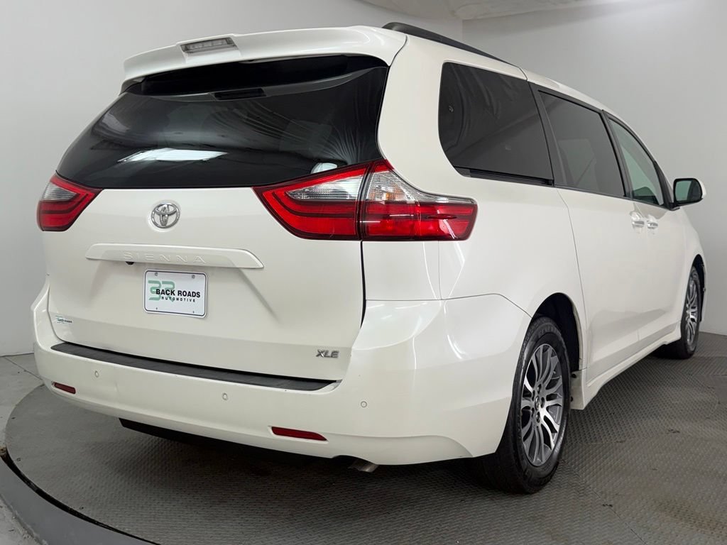 Used 2020 Toyota Sienna XLE w/ XLE Navigation Package FWD image 9