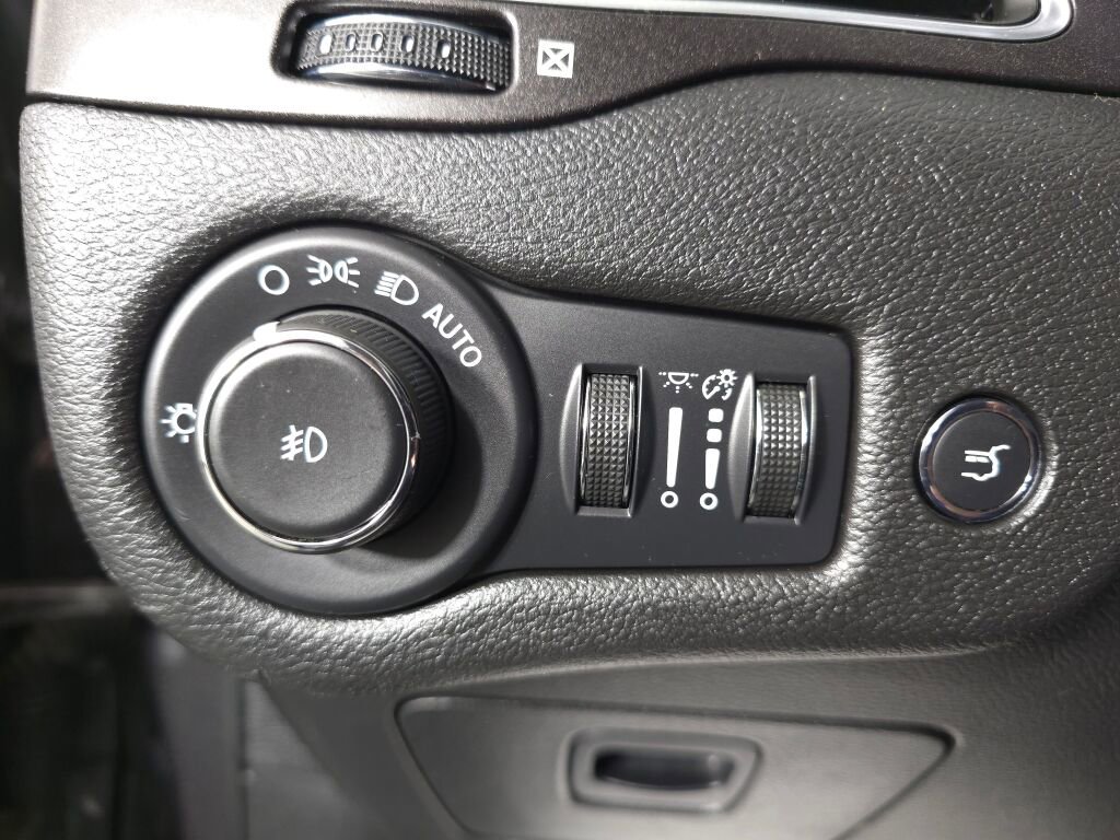 Used 2022 Jeep Cherokee Trailhawk w/ Premium Leather Package image 18