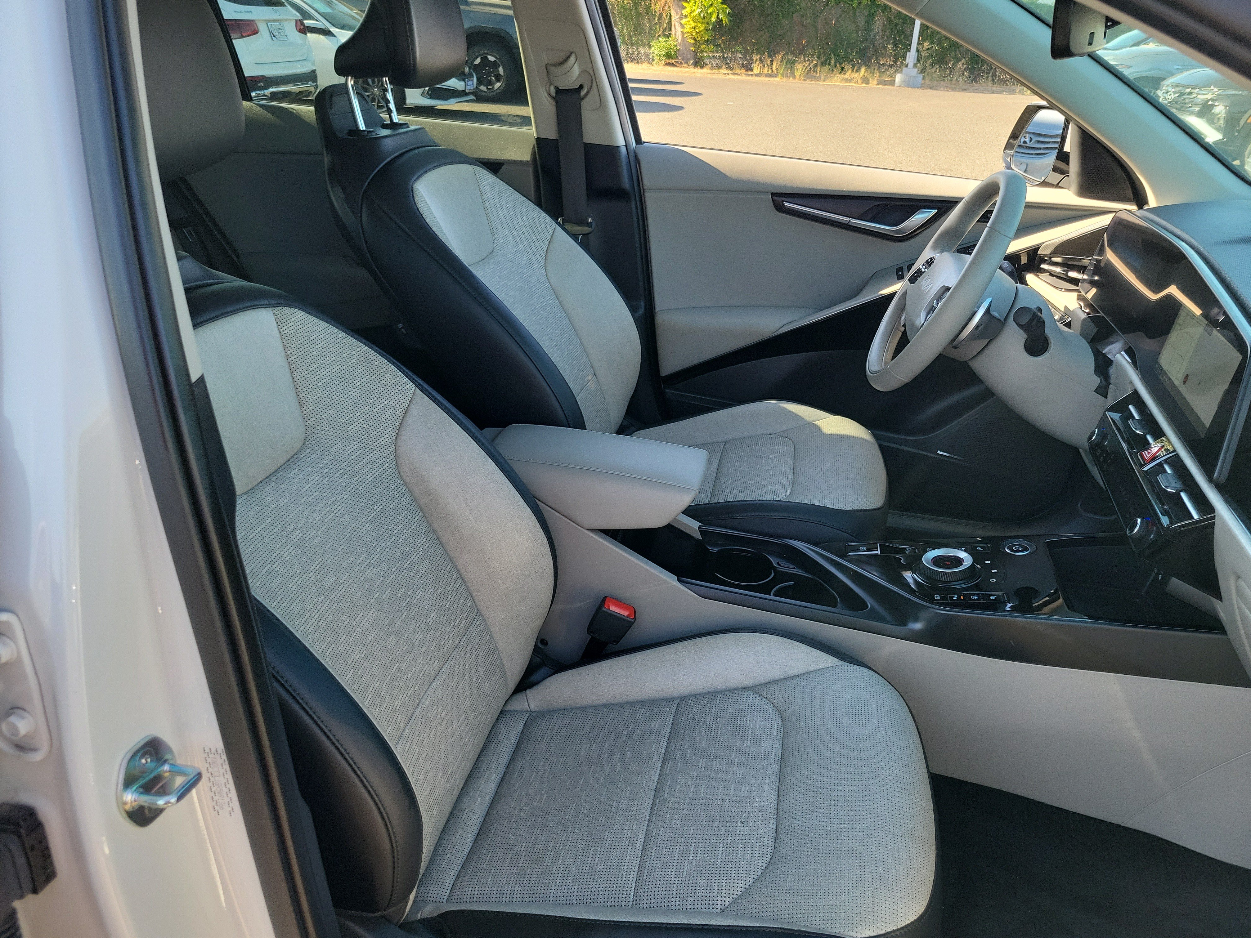 Used 2024 Kia Niro Wave w/ Wave Preserve Package FWD image 25