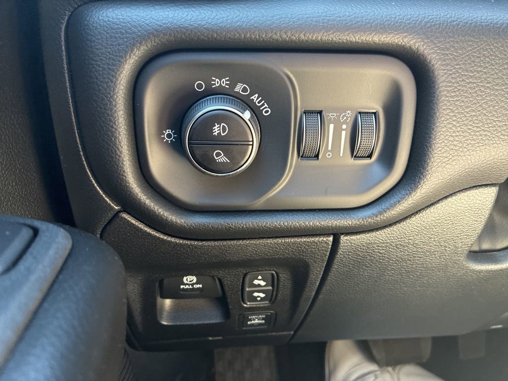 New 2026 RAM 1500 4x4 Crew Cab image 25