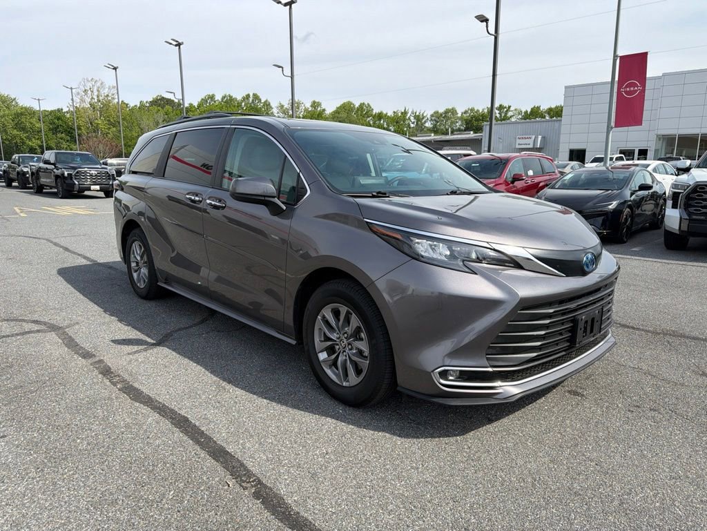 Used 2024 Toyota Sienna XLE w/ XLE Plus Package AWD/4WD image 7