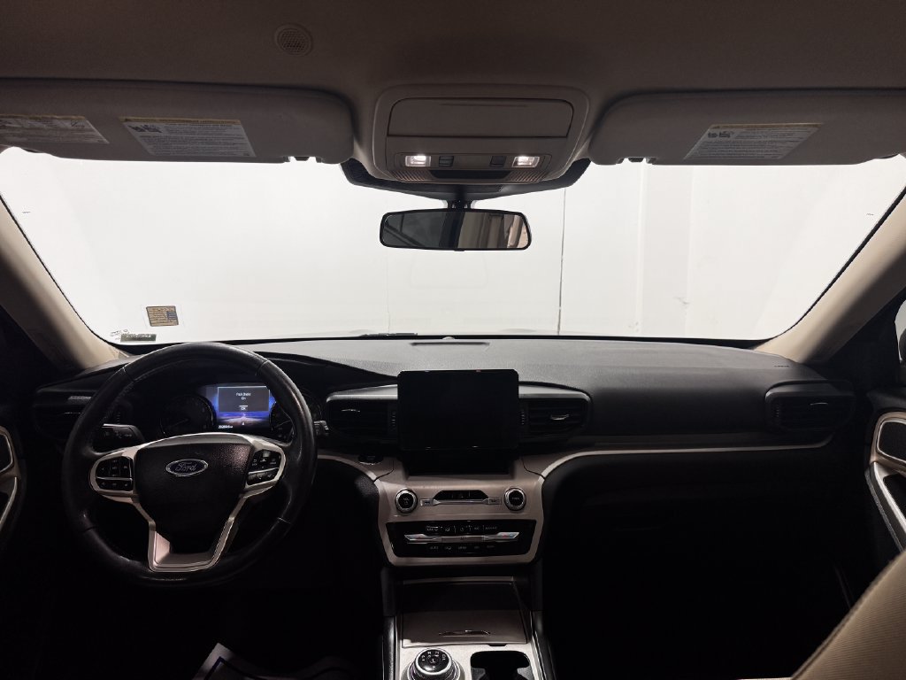 Used 2023 Ford Explorer XLT AWD/4WD image 2