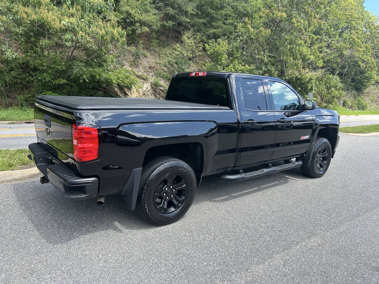 Used 2018 Chevrolet Silverado 1500 LT w/ Midnight Edition AWD/4WD image 6