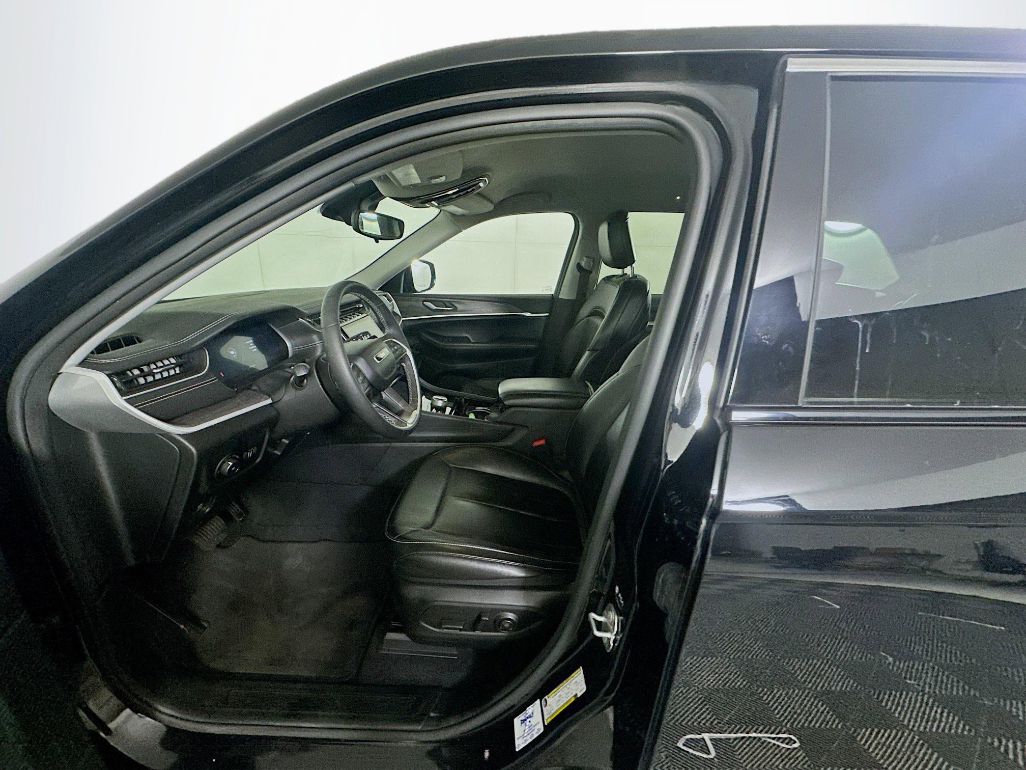 Used 2023 Jeep Grand Cherokee Limited image 13