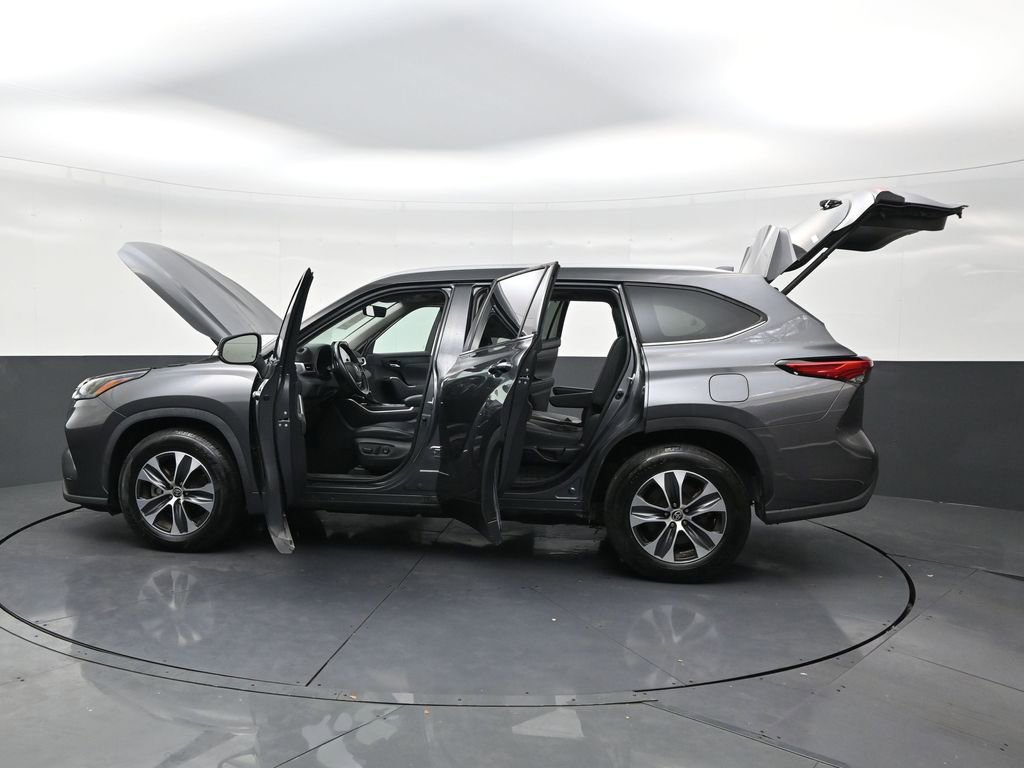 Used 2022 Toyota Highlander XLE FWD image 30