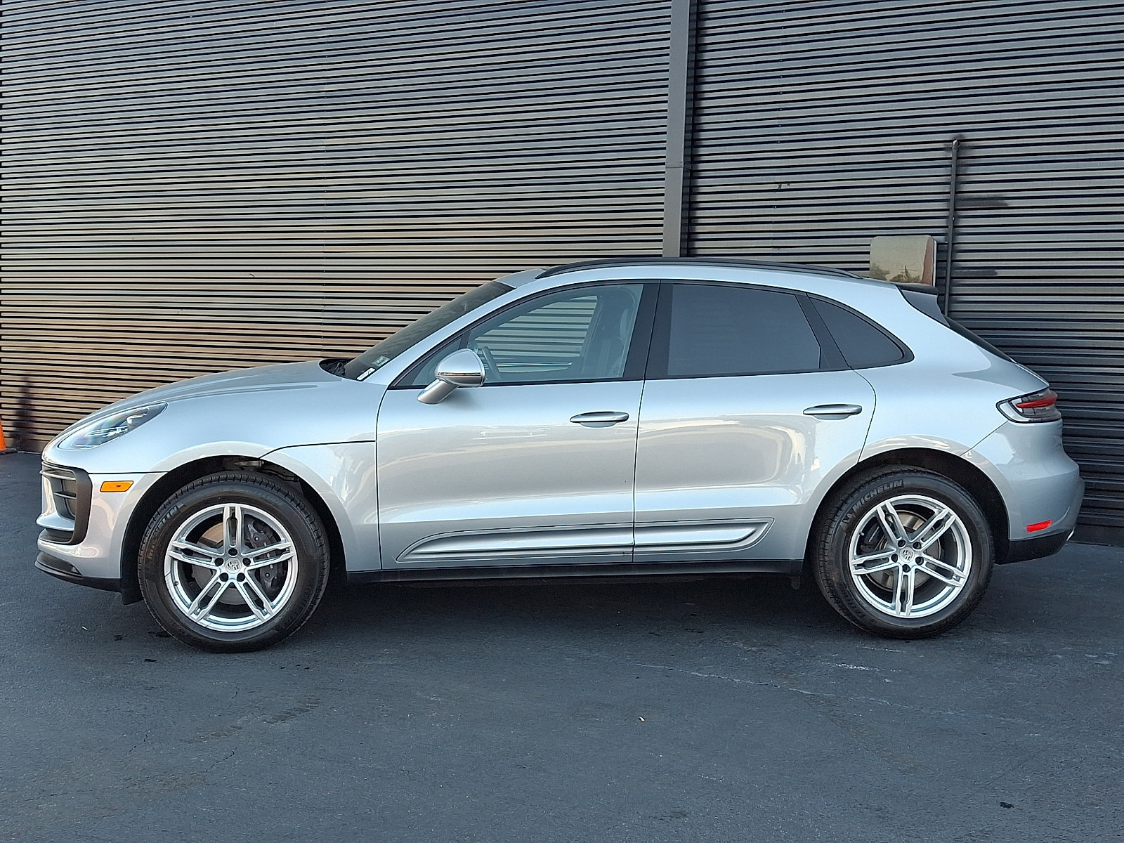 Certified 2025 Porsche Macan AWD/4WD image 2