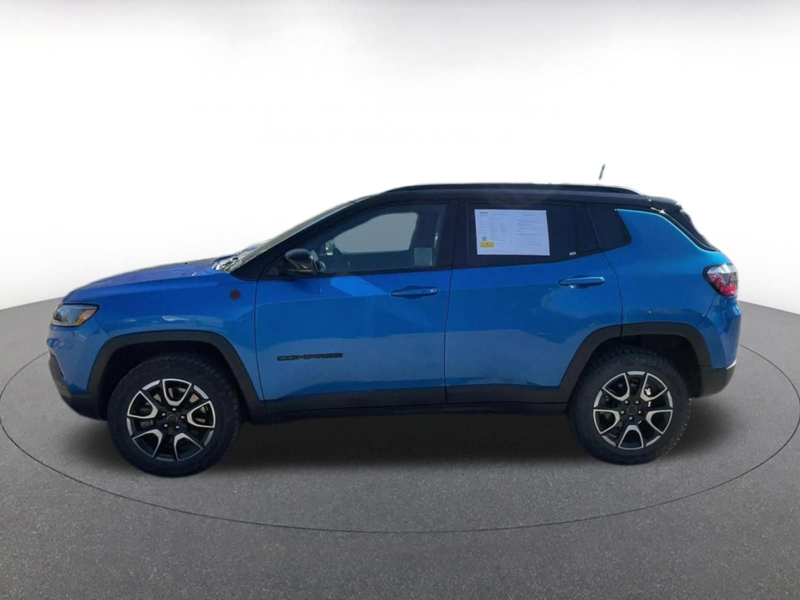 Used 2025 Jeep Compass Trailhawk AWD/4WD image 8