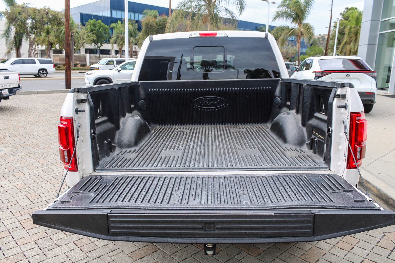 Used 2015 Ford F150 Platinum w/ Equipment Group 701A Luxury AWD/4WD image 27