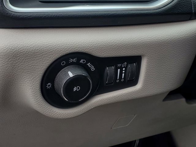 Used 2018 Chrysler Pacifica Touring-L Plus w/ Tire & Wheel Group FWD image 11