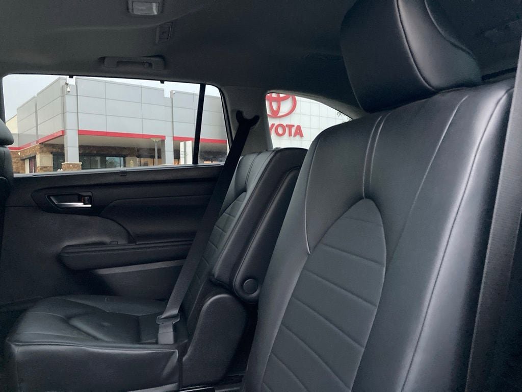 Certified 2024 Toyota Highlander XLE FWD image 11
