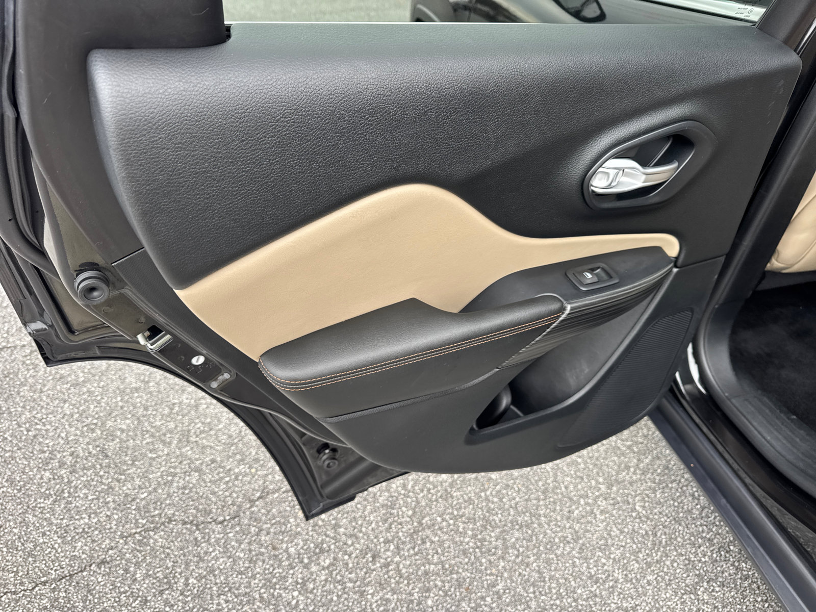 Used 2016 Jeep Cherokee Limited w/ Technology Group image 21