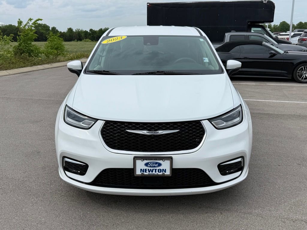 Used 2023 Chrysler Pacifica Touring-L FWD image 39