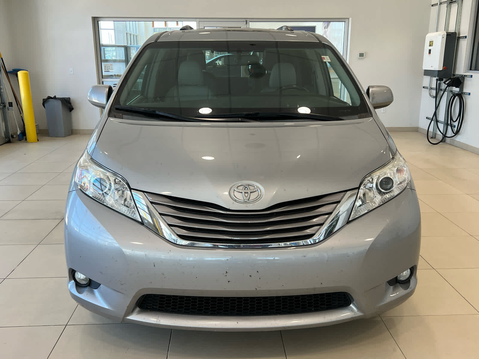 Used 2015 Toyota Sienna XLE FWD image 2