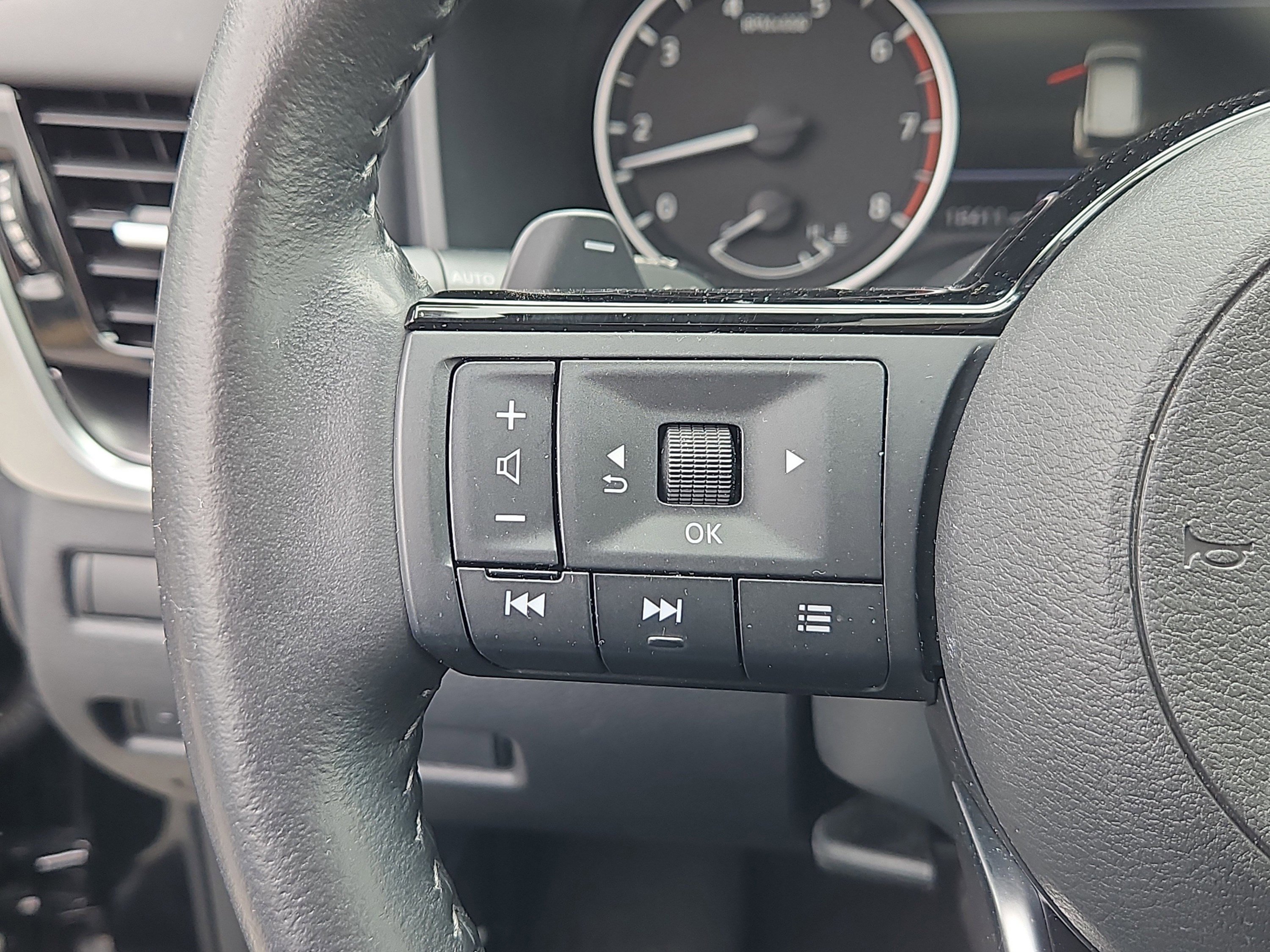 Used 2022 Nissan Rogue SV w/ SV Premium Package image 18