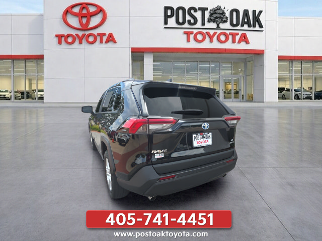 Used 2021 Toyota RAV4 LE AWD/4WD image 4