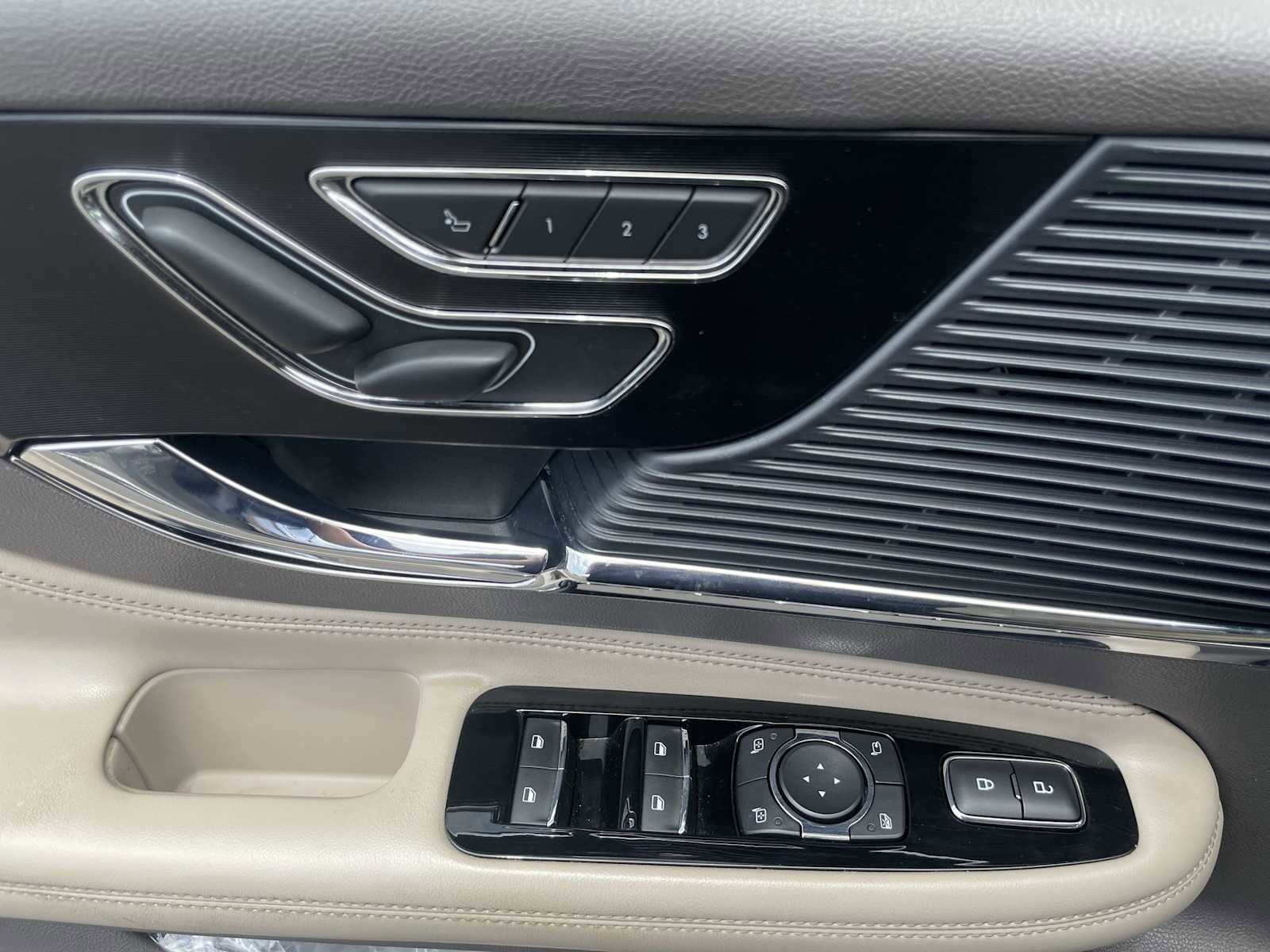 Used 2021 Lincoln Corsair FWD w/ Premium Package image 14