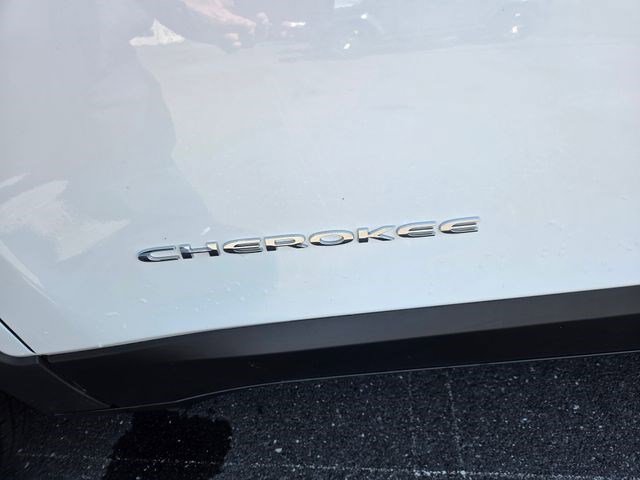 Used 2020 Jeep Cherokee Latitude w/ Cold Weather Group AWD/4WD image 22