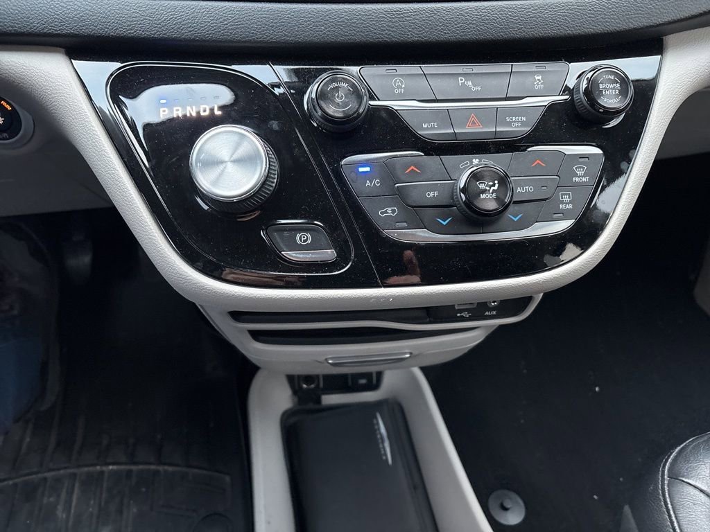 Used 2018 Chrysler Pacifica Touring-L image 17