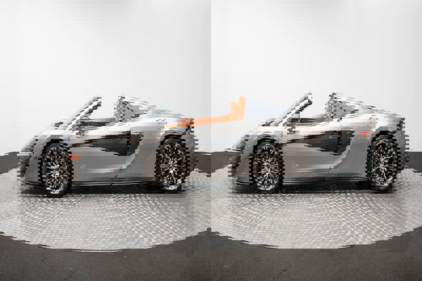 Used 2018 McLaren 570S Spider image 3