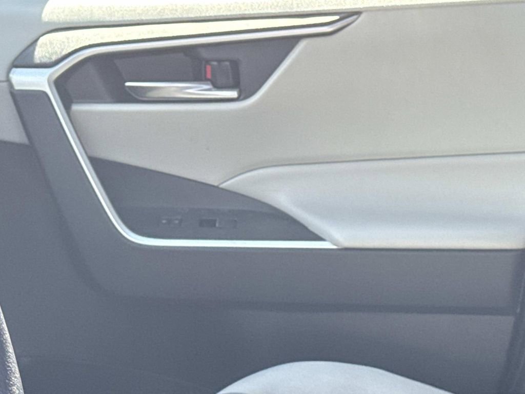 Used 2022 Toyota RAV4 XLE image 21
