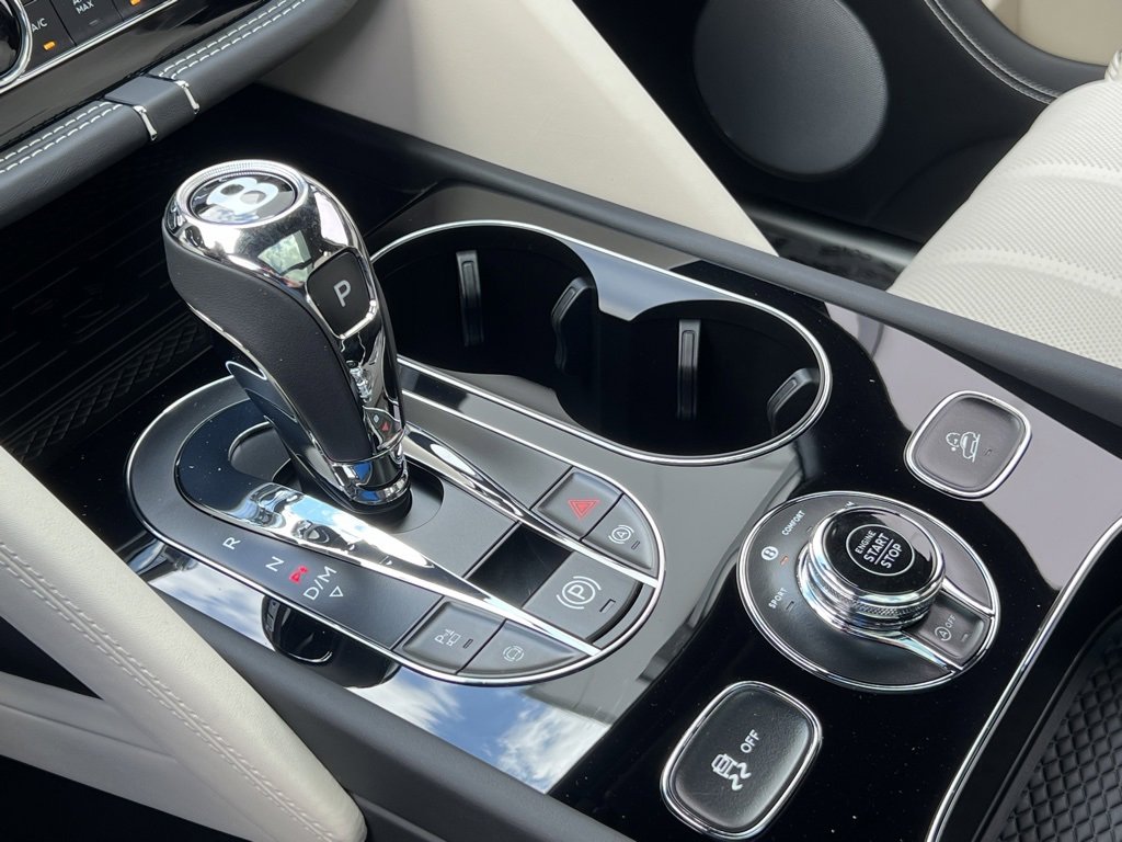 Used 2025 Bentley Bentayga image 38